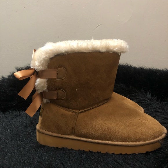 UGG Bailey Bow II Tan size 9 Worn once Excellent condition - Picture 1 of 3